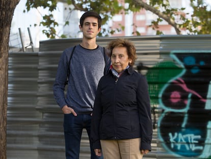 Araceli Luque, jubilada, y Roberto Martín, camarero, luchan por los derechos de los sordos.