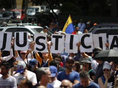 Cientos de personas se concentran en el centro de Caracas en apoyo a Juan Guaidó. En vídeo, declaraciones de Nicolás Maduro.