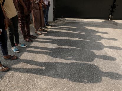 Hombres detenidos por tener muestras públicas de afecto con personas de su mismo sexo, en Lagos (Nigeria), en noviembre de 2019.