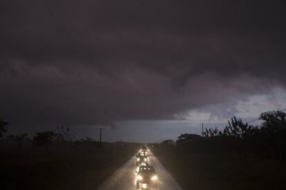 Las nubes cubren el cielo durante el paso del coche fúnebre de Fidel Castro en Camaguey (Cuba).
