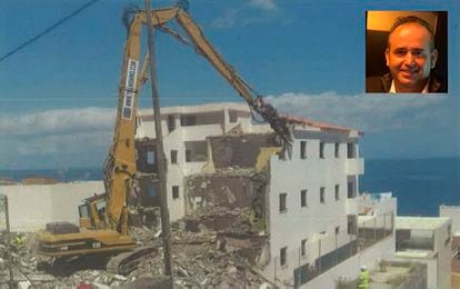 Demolición del acuartelamiento de Garachico (Tenerife) con maquinaria de la empresa Transnino (Transportes y Excavaciones Nino S. L.). En la imagen superior derecha, Ángel Ramón Tejera de León.
