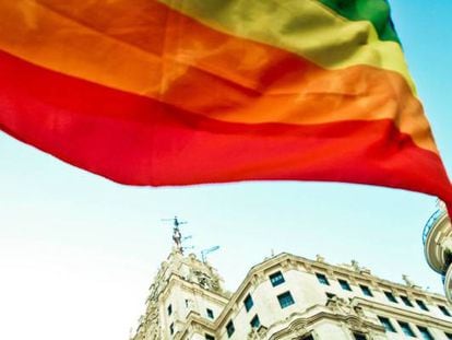 Una bandera arcoiris ondea en Madrid durante la celebraci&oacute;n del Orgullo LGTBI+ en 2017.