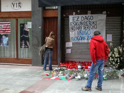 Ramos de flores en recuerdo a Iñigo Cabacas.