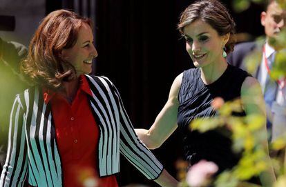 La reina Letizia y la ministra de ecología Segolene Royal, en París.