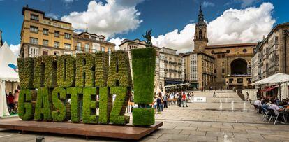 Plaza de la Virgen Blanca en Vitoria, una de las ciudades más avanzadas de España en su uso energético. 