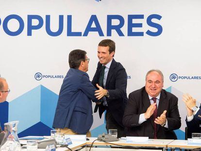Los populares aplauden a Pablo Casado a su llegada a la reunión con secretarios generales autonómicos en la sede del partido.