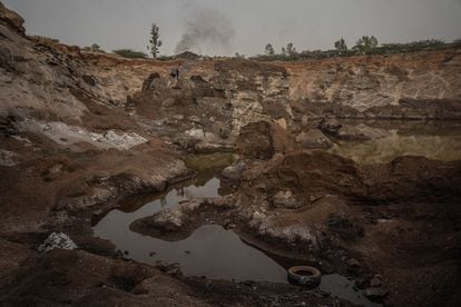En la mina de Pissy, en las afueras de Uagadugú (capital de Burkina Faso) trabajan más de 3.000 personas, muchas de ellas mujeres desplazadas por la crisis climática, la pobreza y el aumento de la violencia intercomunitaria.