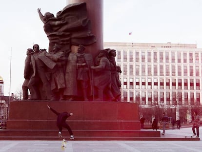 Plaza de Octubre en Moscú, cuya estatua de Lenin rinde tributo a la Revolución de Octubre de 1917.