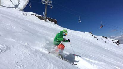 Descenso de un esquiador en Sierra Nevada, hace unos días.