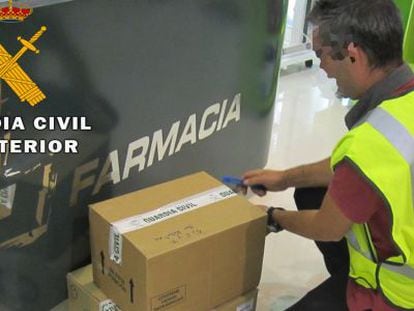 Un agente de la Guaria Civil registra varias cajas en el transcurso de la Operaci&oacute;n Convector.