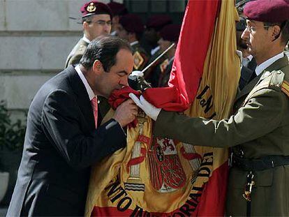José Bono besa la bandera española en su despedida como ministro de Defensa.