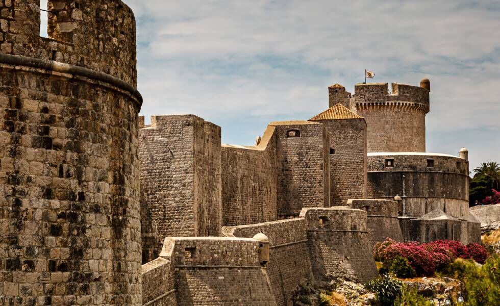 Las murallas de Dubrovnik y, al fondo, torre del fuerte de Minceta, escenario de rodaje de la serie 'Juego de tronos'.