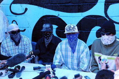Miembros de la pandilla 18 hablan con la prensa en el Penal Sampedrano este martes en San Pedro Sula.