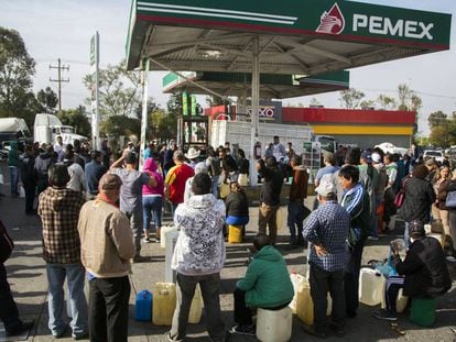 Decenas de personas hacen cola para comprar gasolina en Morelia, este lunes.
