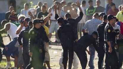 La policía intenta retomar el control de la prisión.