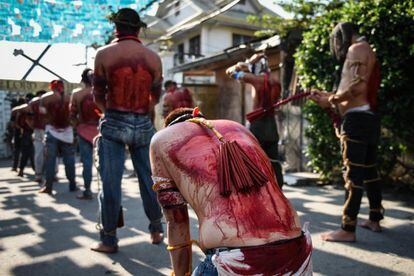 Las autoridades locales se han dado cuenta de que las tradiciones sangrientas han convertido a Pampanga en un destino turístico durante la Semana Santa e instan a los jóvenes de la región a hacerse con un látigo o una cruz, y tomar parte activa en los ritos.