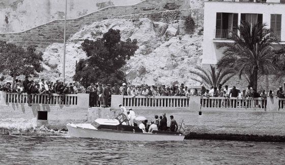 Expectación ante la llegada a Palma de una barca con Grace y Raniero de Mónaco, en 1961.