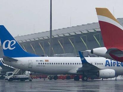 Aviones de Air Europa e Iberia en el aeropuerto de Madrid-Barajas. 