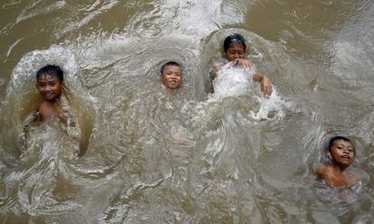 Varios niños indonesios se bañan en un río altamente contaminado en Medan, Sumatra del Norte (Indonesia) el 1 de diciembre de 2015.