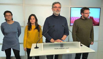 De izquierda derecha, los diputados de la CUP Natàlia Sánchez, Maria Sirvent, Carles Riera y Vidal Aragonés.