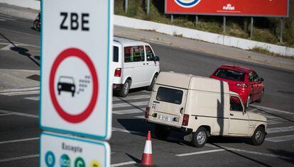 Un coche contaminante pasa por delante de un indicador de la ZBE en L'Hospitalet de Llobregat, la semana pasada.