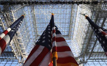 Banderas de Estados Unidos bajo el techo de cristal del Javits Center en Nueva York.