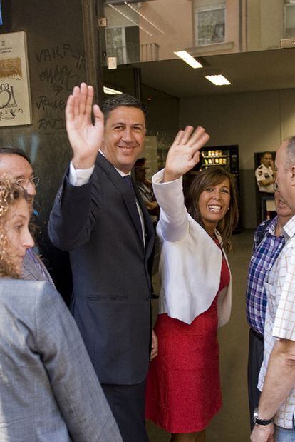 Albiol, a su entrada en el juzgado junto a la líder del PP catalán, Alicia Sánchez-Camacho.