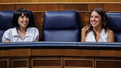 La ministra de Ciencia, Diana Morant, y la de Igualdad, Irene Montero, el jueves durante el pleno en el Congreso.