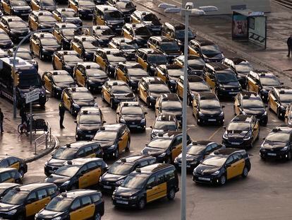 Concentración de taxistas en el centro de Barcelona