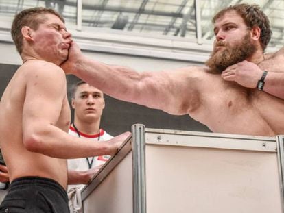 Vasili Kamotski abofetea a un rival en el campeonato de bofetadas Siberia Power Show.