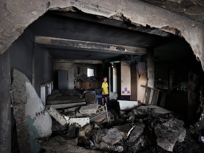 Un niño observa los destrozos causados en una casa por la operación militar israelí en el campo de refugiados de Yenín, el 6 de julio.