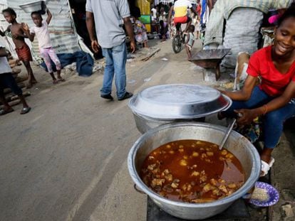 Vendedora informal en las calles de Monrovia, Liberia