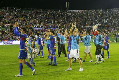 Los jugadores del Levante aplauden a la afición, tras el partido ante el Real Zaragoza en 2011.