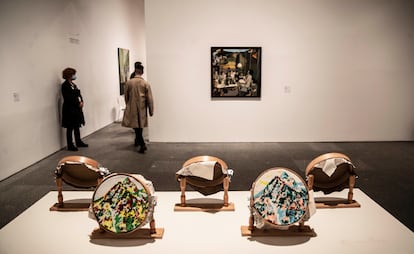 Sala 427 del Reina Sofía, este viernes, con la obra 'De profesión: sus labores' (1972-1974), de Isabel Oliver.