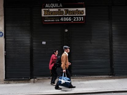 Una pareja camina junto a un local en renta en Buenos Aires, en 2019.