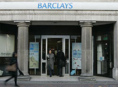 Clientes de Barclays en una oficina de la entidad en Londres.