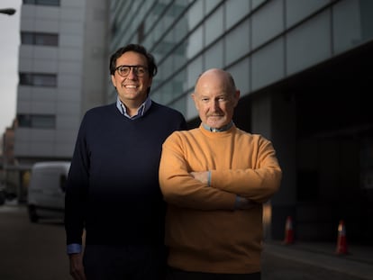 El ingeniero Darío Gil, director mundial del área de investigación de IBM, y el neurocientífico Rafael Yuste, de la Universidad de Columbia, el 20 de diciembre en Madrid.