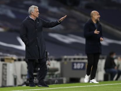 José Mourinho (izquierda) y Pep Guardiola, este sábado en la banda del Tottenham Hotspur Stadium durante el partido entre el Tottenham y el City.
