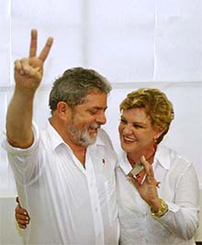 Lula se abraza a su esposa tras depositar su voto en Sao Bernardo.
