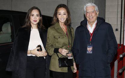 Desde la izquierda, Tamara Falcó, Isabel Preysler y Mario Vargas Llosa, antes del concierto.