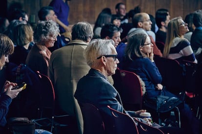 En Reino Unido, un 33% de la población se declara no creyente, justo un punto por encima de los que sí piensan que Dios existe. Mientras, un 20% de los británicos creen que existe una fuerza superior a la que no denominan como Dios. En ese escenario, Sunday Assembly ha encontrado a millones de personas que potencialmente podrían unirse a esta iglesia para descreídos.