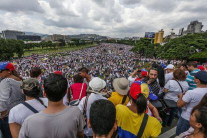 Miles de personas participan en una manifestación hoy, 26 de octubre de 2016, en Caracas.