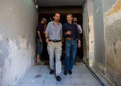 El líder de Podemos, Pablo Iglesias, junto al exJEMAD Julio Rodríguez, cabeza de lista de Unidos Podemos por Almería.