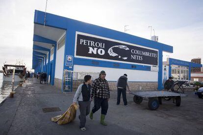 Cartel contra las prospecciones en la lonja del puerto de Castell&oacute;n.