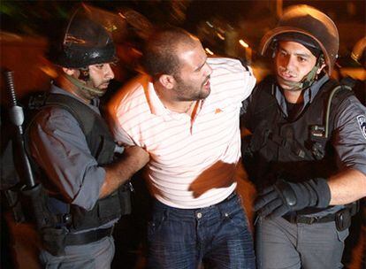 Policías israelíes detienen a un manifestante israelí en los disturbios registrados en Acre la pasada noche.