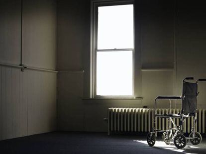  En la imagen, una silla de ruedas en una habitaci&oacute;n vac&iacute;a. 
