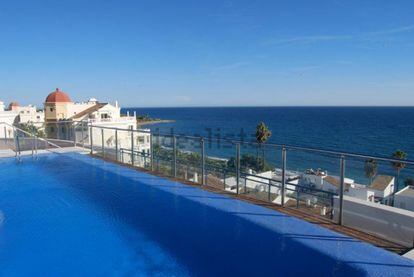 Este apartamento en Estepona de 90 metros cuadrados y con vistas al mar cuenta con dos habitaciones amplias y se vende por 285.000 euros. Tiene dos baños y una gran terraza para disfrutar de las noches de verano.