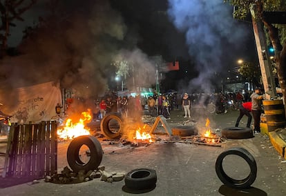 Vecinos de San Gregorio Atlapulco, una población al sur de Ciudad de México, el viernes 2 de diciembre.