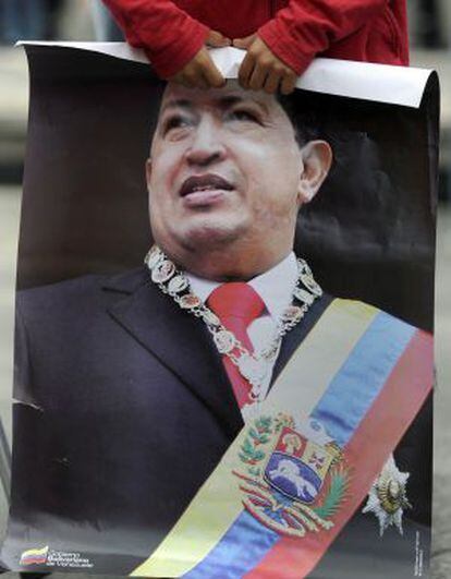 Un seguidor de Ch&aacute;vez sostiene un p&oacute;ster, el pasado 18 de febrero en Caracas.