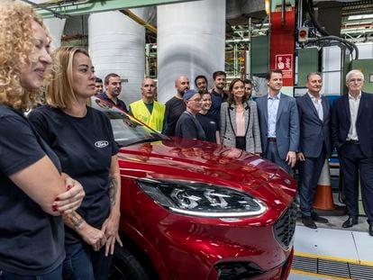 La ministra de Industria, Reyes Maroto, ha visitado las instalaciones de la fábrica de Ford en Almussafes junto al presidente de la Generalitat Valenciana, Ximo Puig, y los directivos de la multinacional.